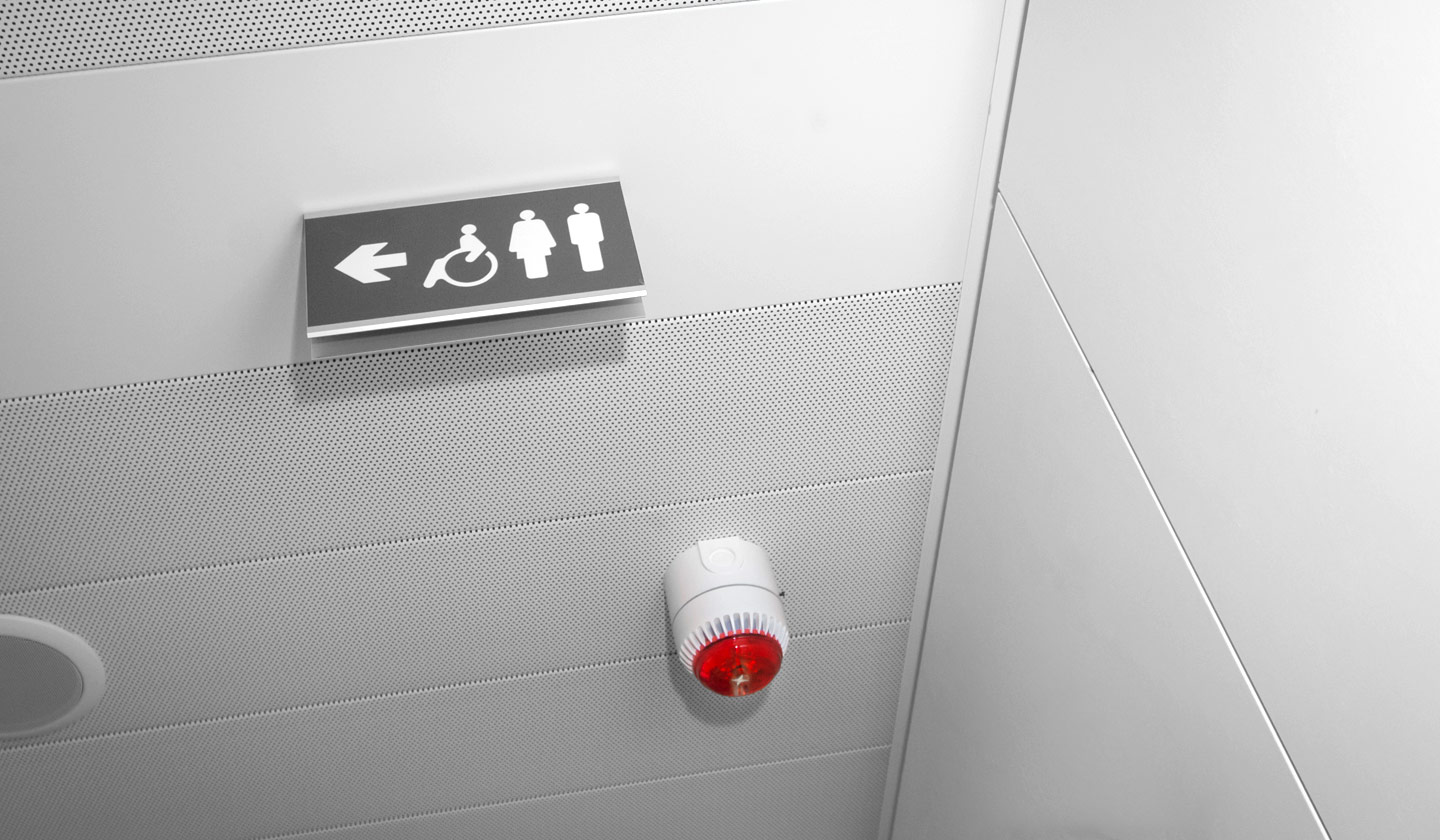 signalétique directionnelle toilette homme femme et handicapé suspendu au plafond en skwizmi