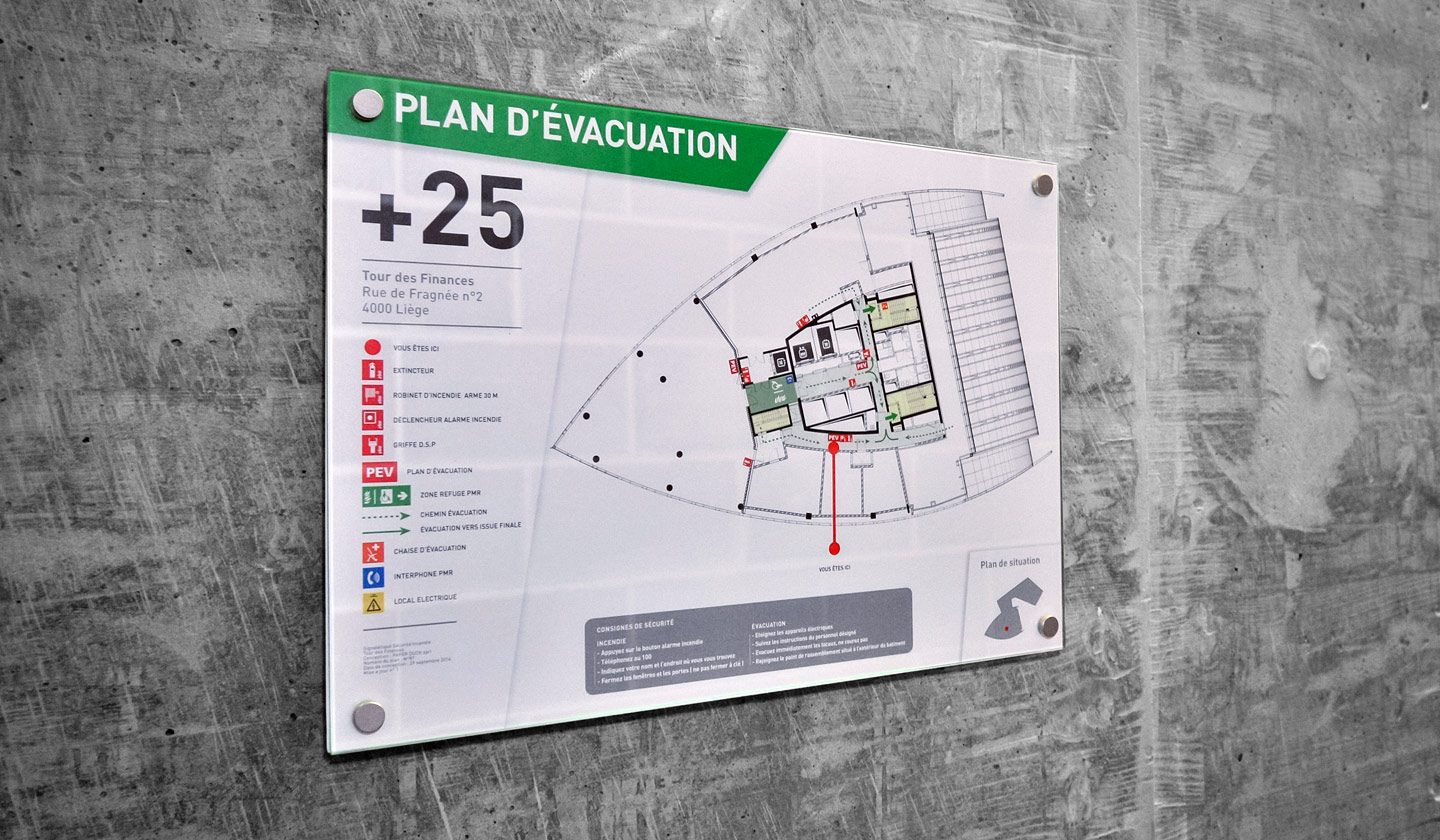 plan d'évacuation étage 25 glasskit marcal sur mur en béton lissé