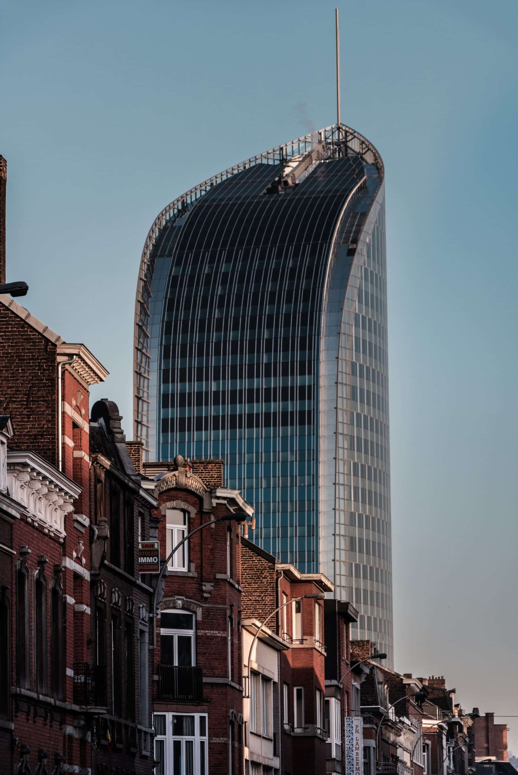 vue extérieure de la tour des finances de liège