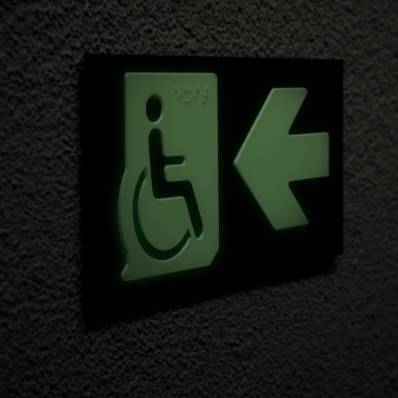 pictogramme handicapé et flèche directionnelle en photoluminescent et braille