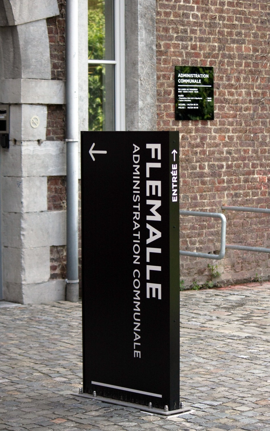 totem directionnel amer marcal noir sur pavés de rue 