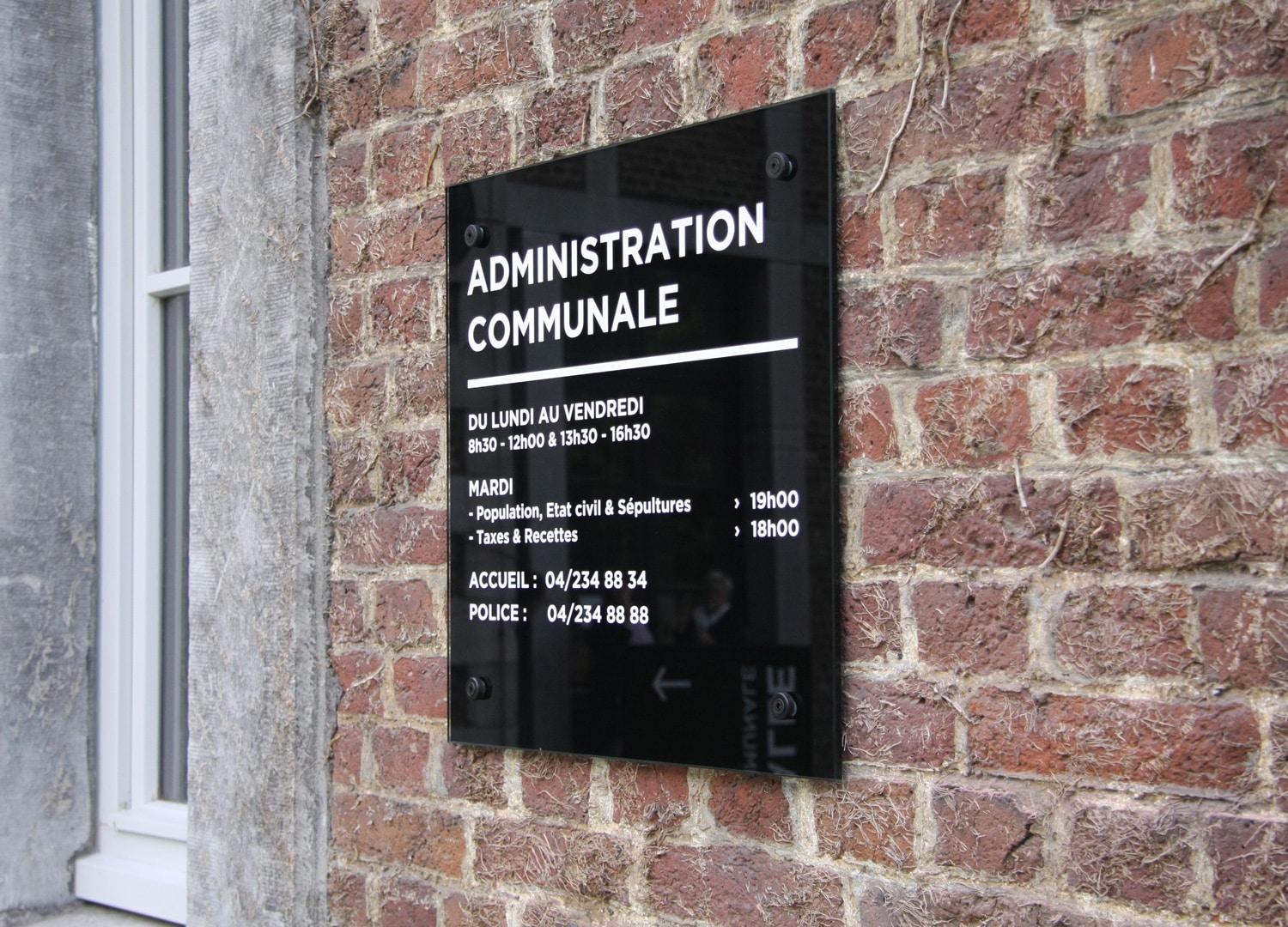 panneau de signalétique glasskit noir marcal avec les horaires de l'administration communale