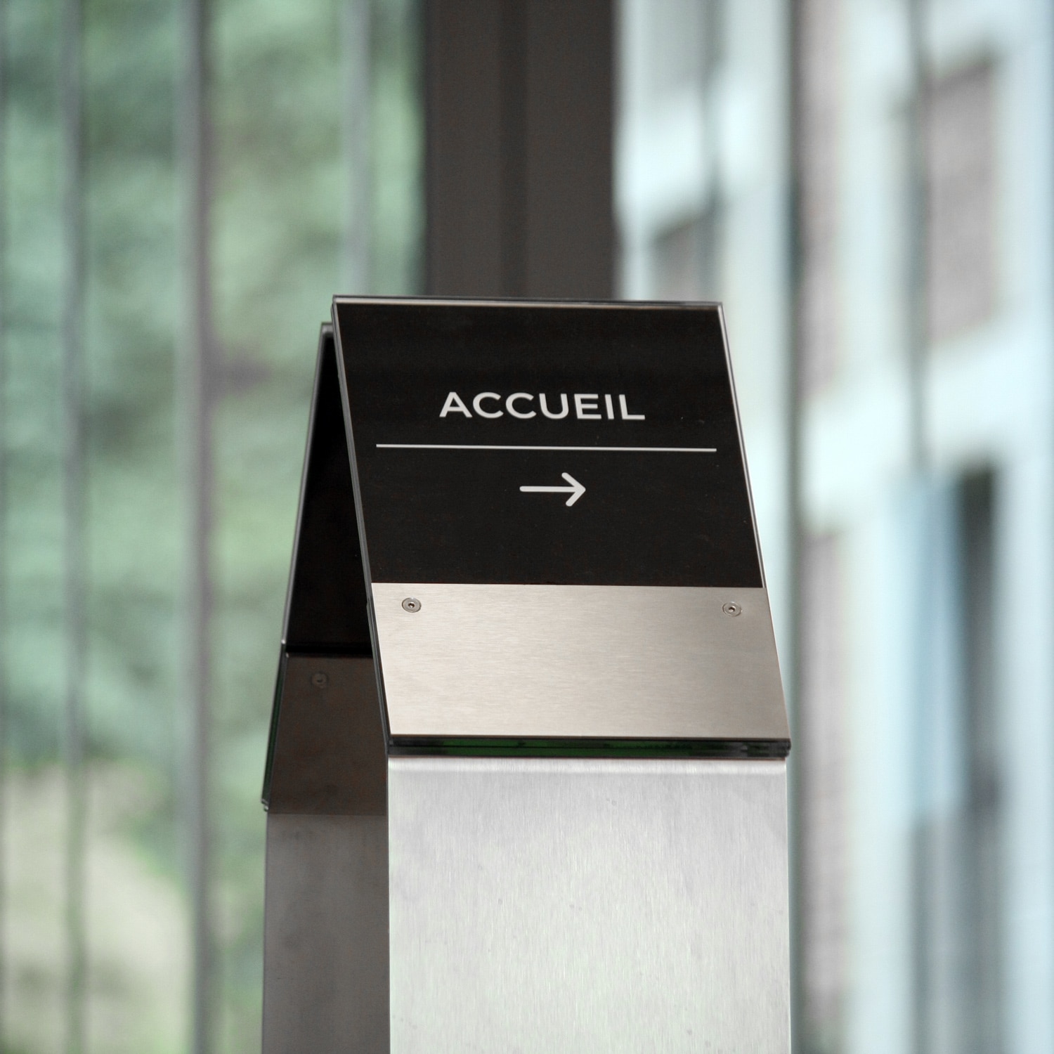 indication de l'accueil sur fond noir sil marcal