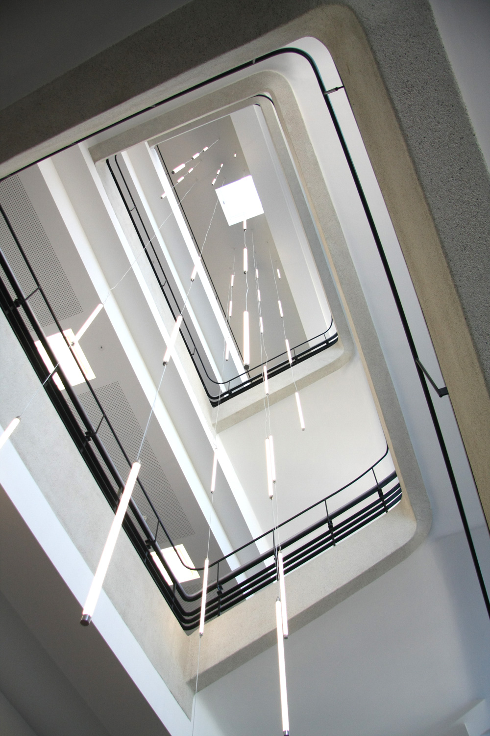 luminaires suspendus dans cage d'escalier du val benoit