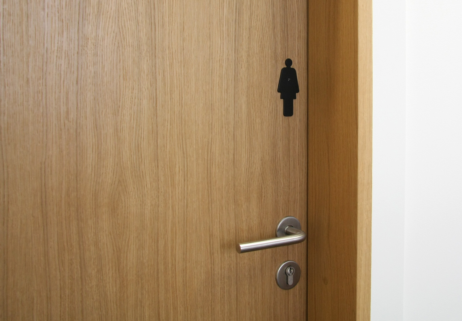 pictograme littera marcal toilette femme sur porte en bois