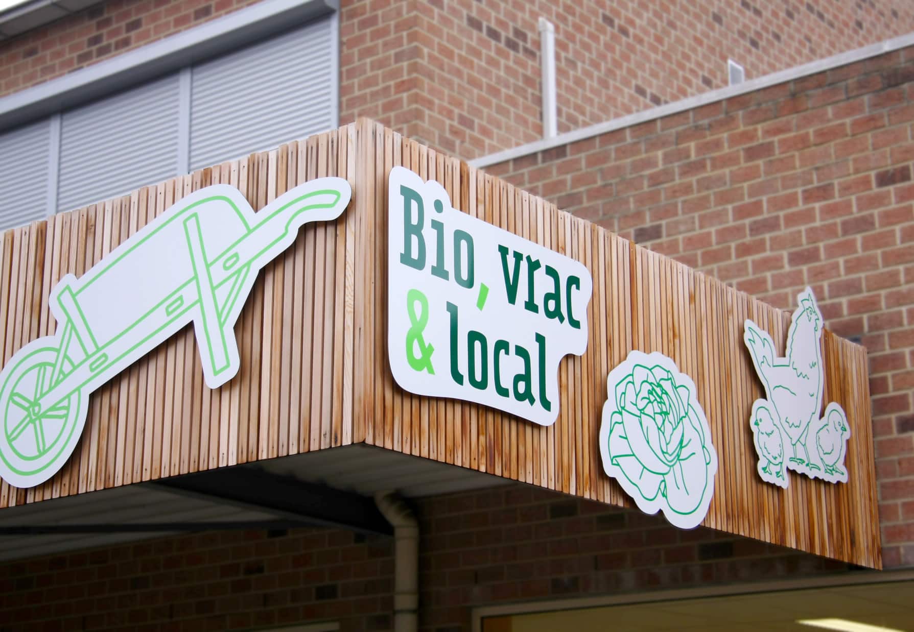 vue en contreplongée de l'enseigne bio, vrac et local