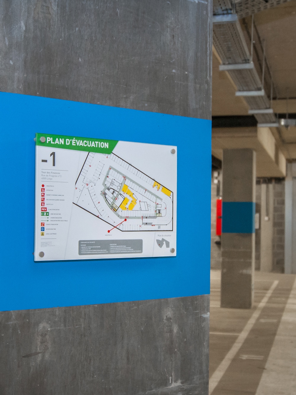 plan d'évactuation sur colonne du parking de la tour des finances à Liège