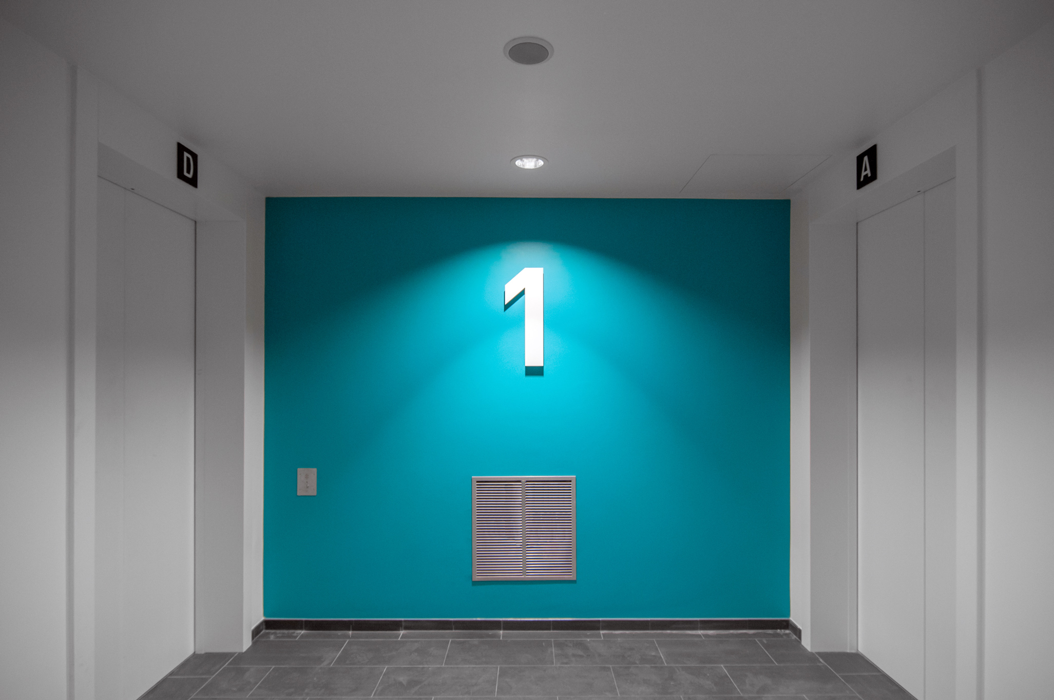 vue d'un couloir et mur bleu avec le numero d'étage 1 produit littera de la gamme marcal