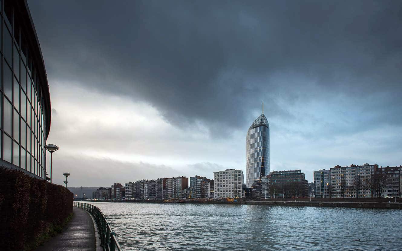 vue extérieure de la tour des finances de liège et de la meuse