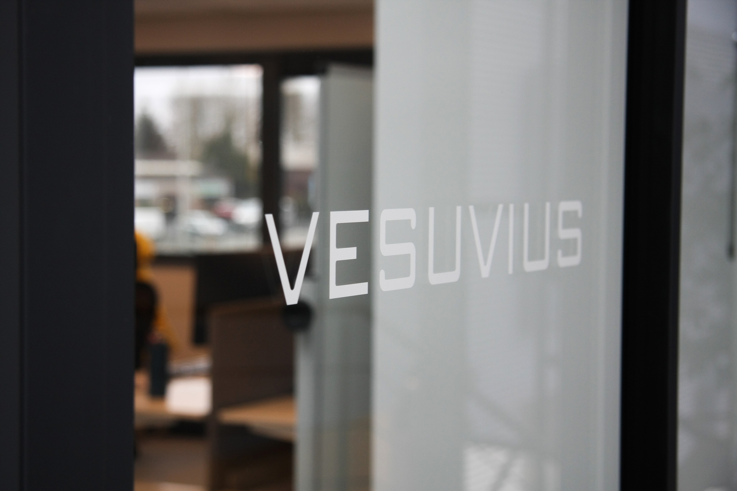 Logo vesuvius en sticker blanc sur vitre