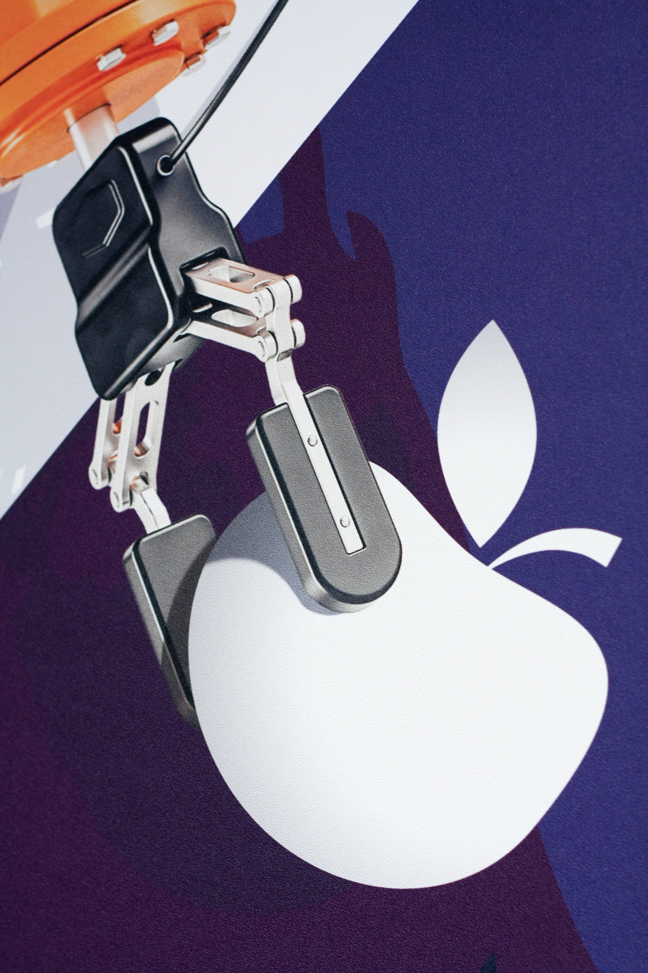 robot industriel tenant une pomme blanche