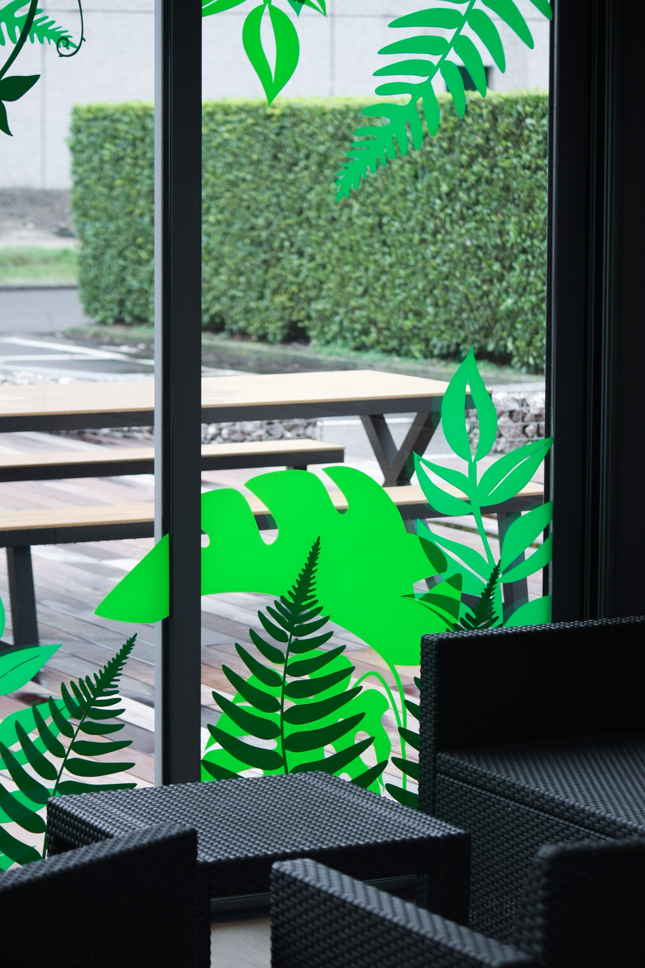 meuble de jardin avec décoration de stickers verts
