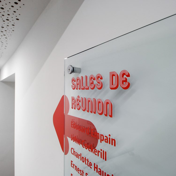 Zoom sur signalétique directionnelle balise: produit Glasskit Marcal + lettrage design twodesigners