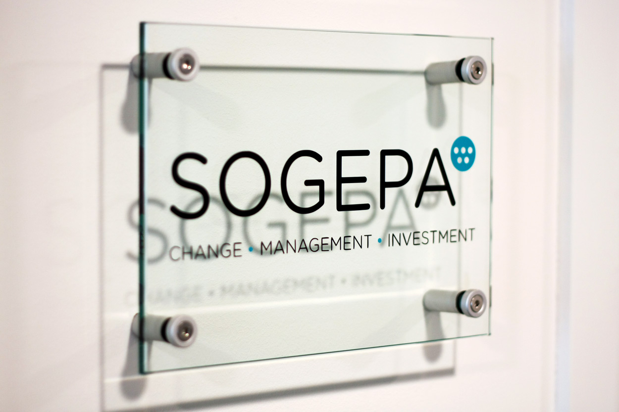 plaque de signalétique avec le logo de l'entreprise sogepa
