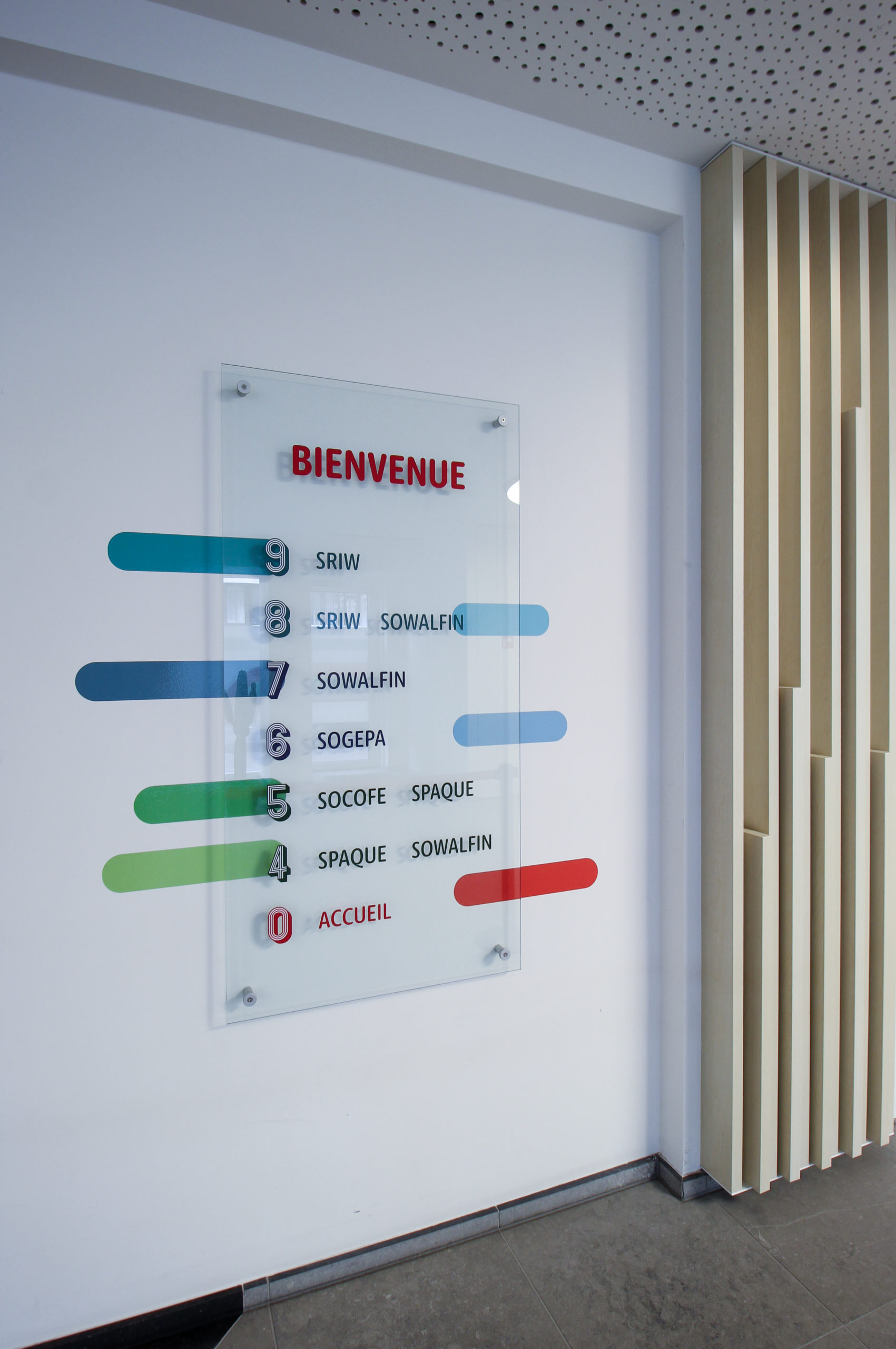 Répertoire général d'entrée à l'accueil de Synergies Wallonie à Liège, signalétique d'étage, produit Glasskit Marcal plus lettrage
