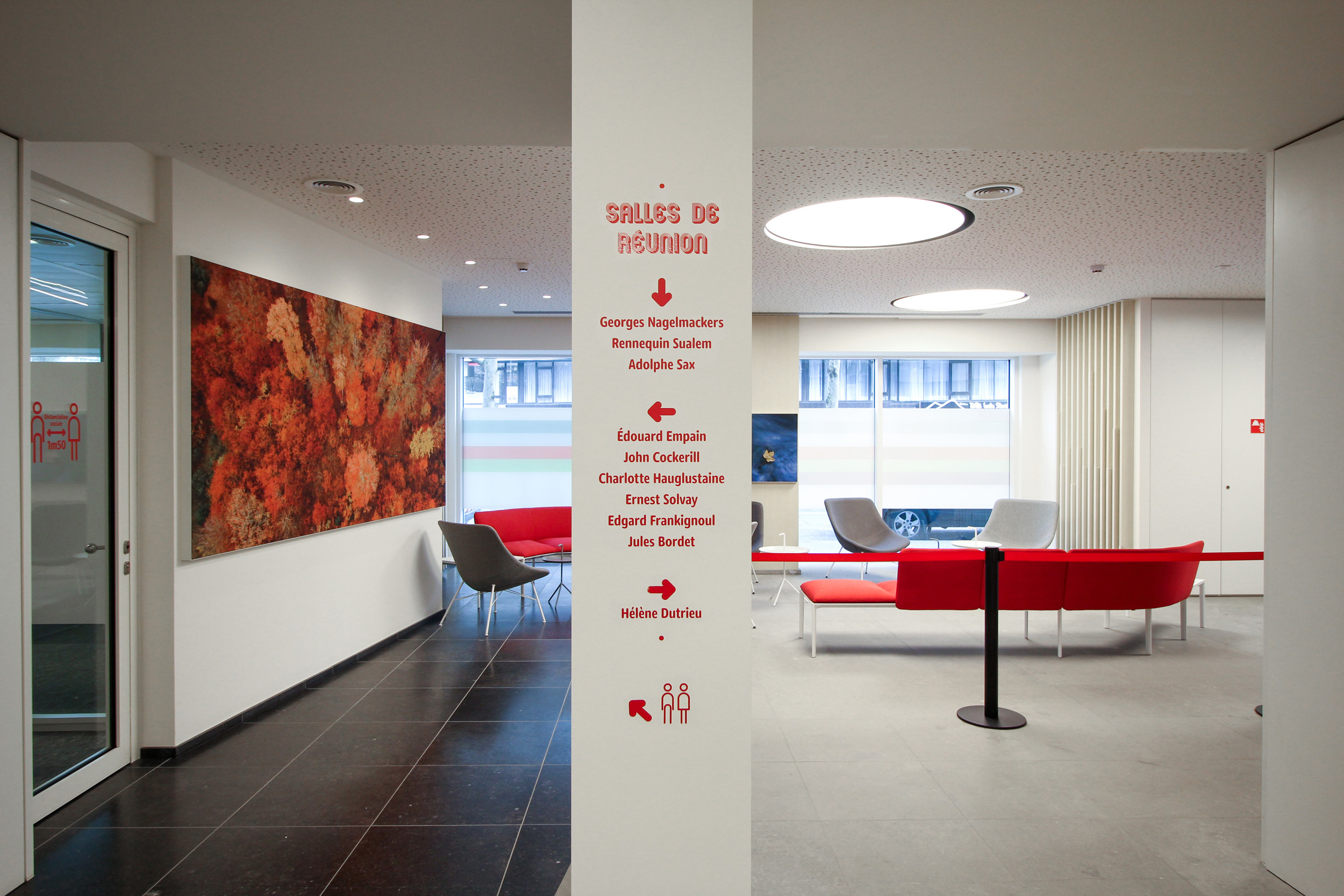 Signalétique d'orientation, stickers muraux pour orienter vers les différentes salles de réunion du rez-de-chaussée de Synergies Wallonie à Liège
