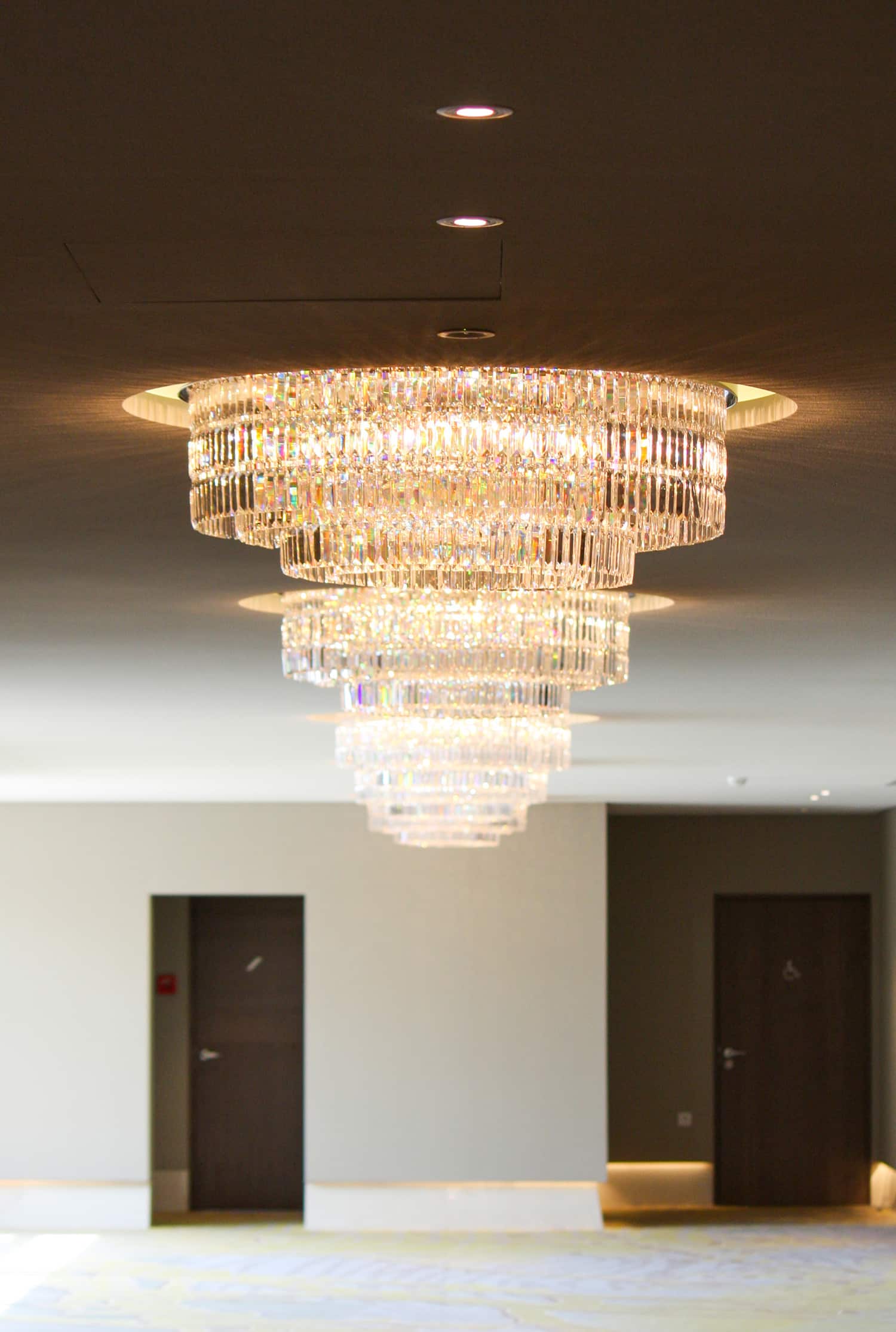 lustre gigantesque dans l'une des salles principales de l'hotel