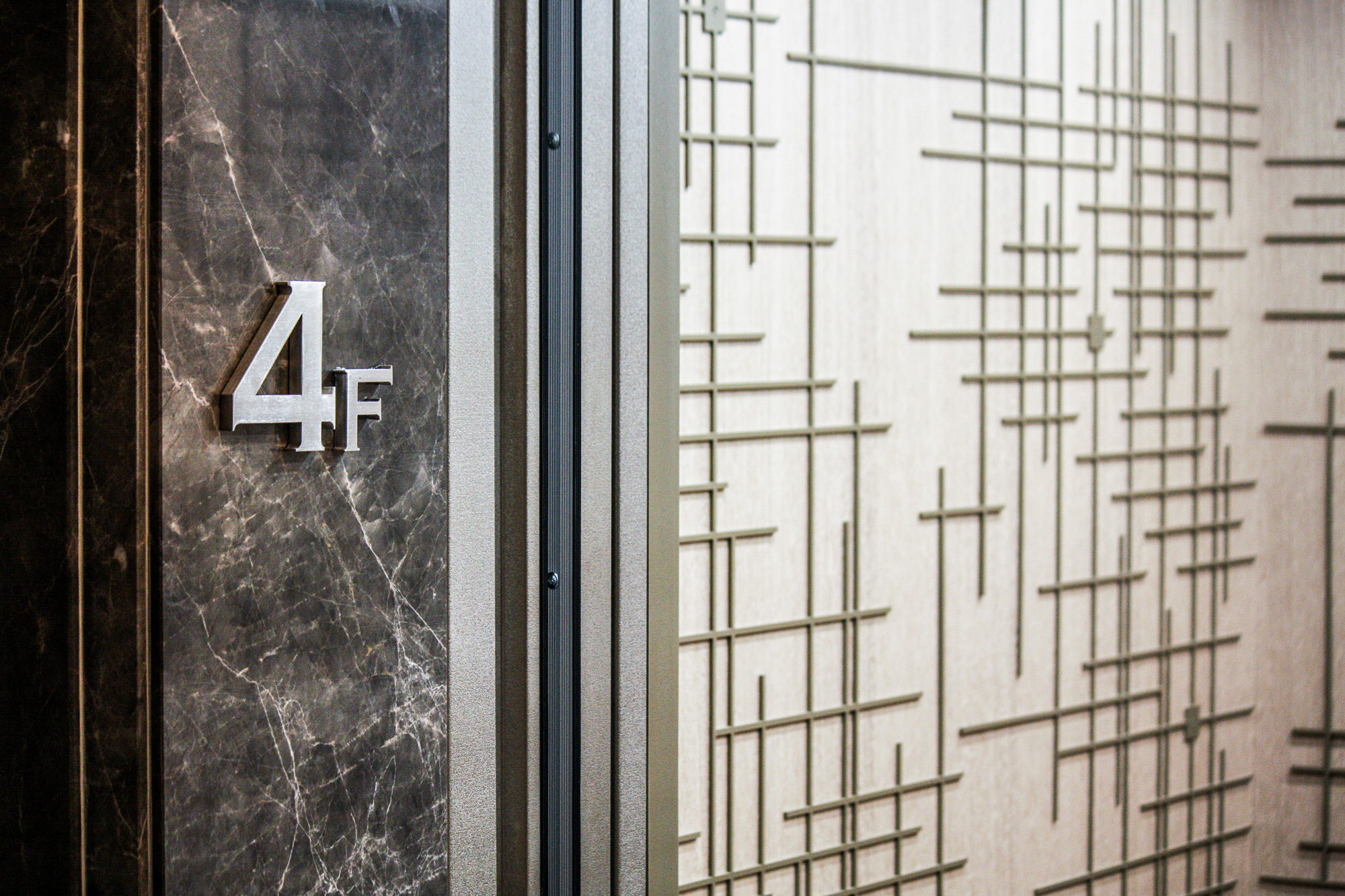 numéro d'étage dans cage d'ascenseur sur marbre et grillage métallique