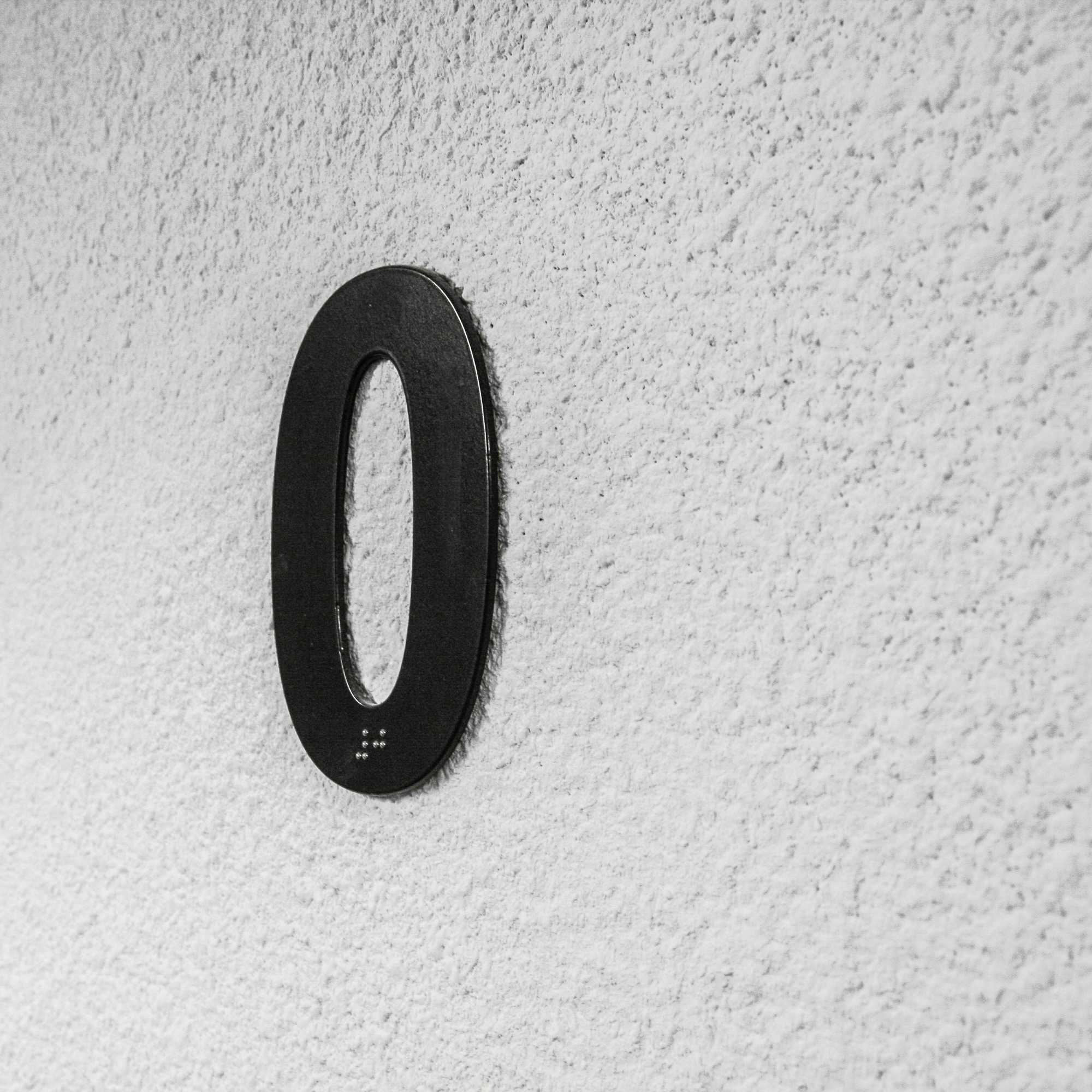 numéro d'étage littera noir sur mur en crepis blanc