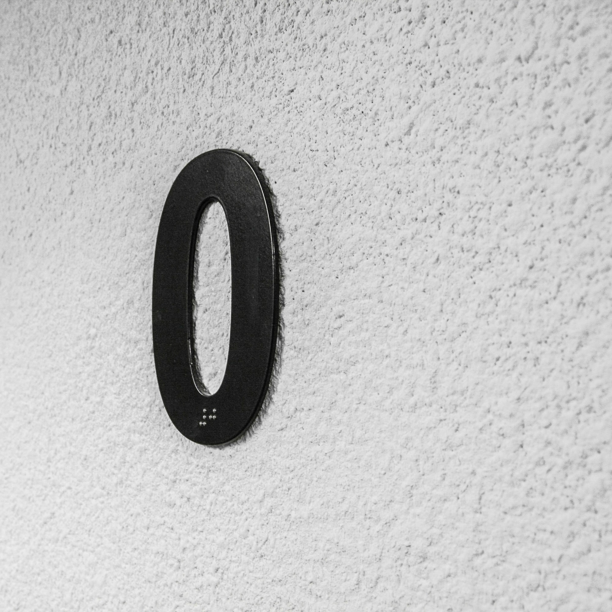 numéro d'étage littera noir sur mur en crepis blanc