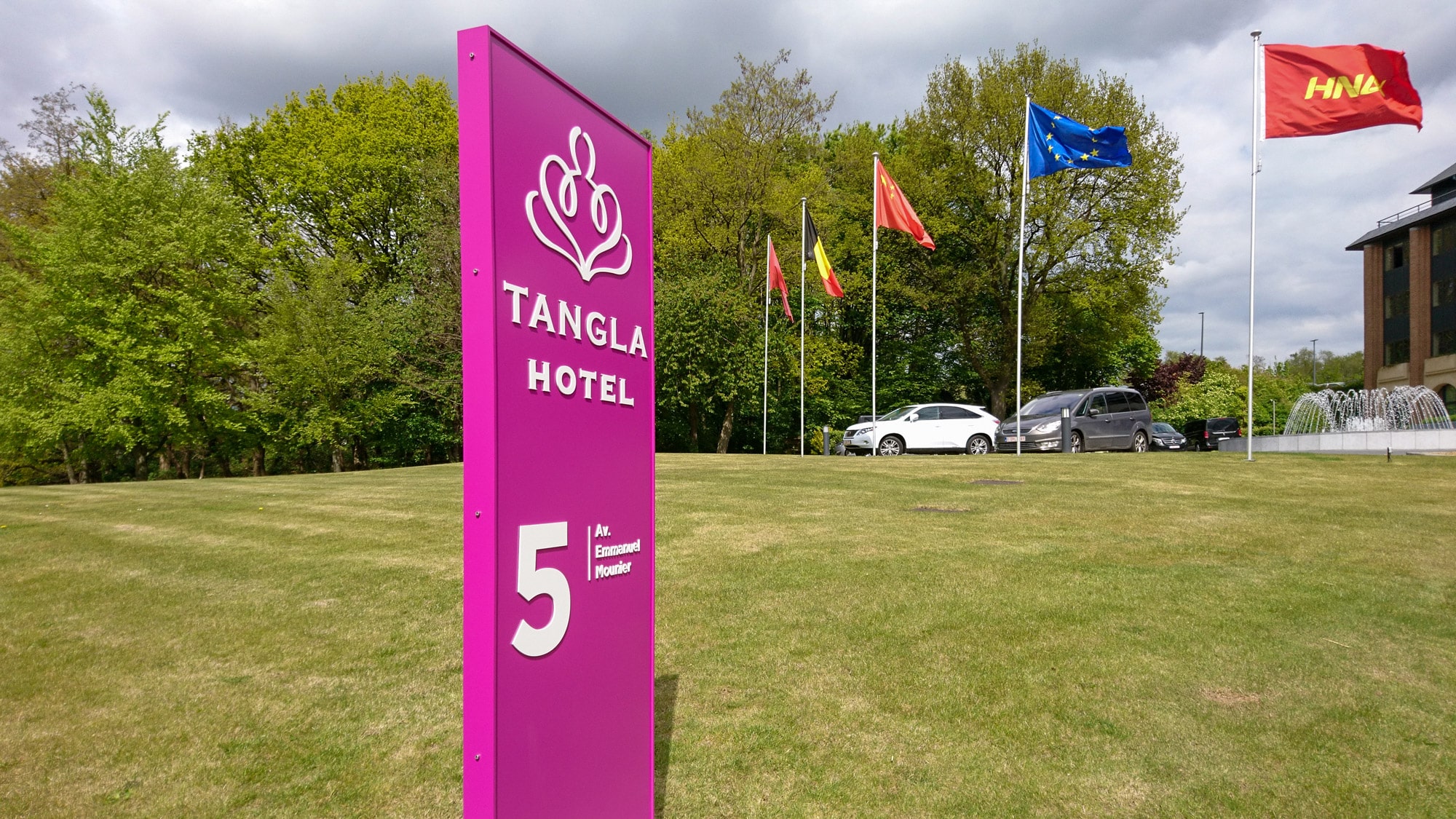 totem extérieur avec vue sur le jardin à l'entrée de l'hotel