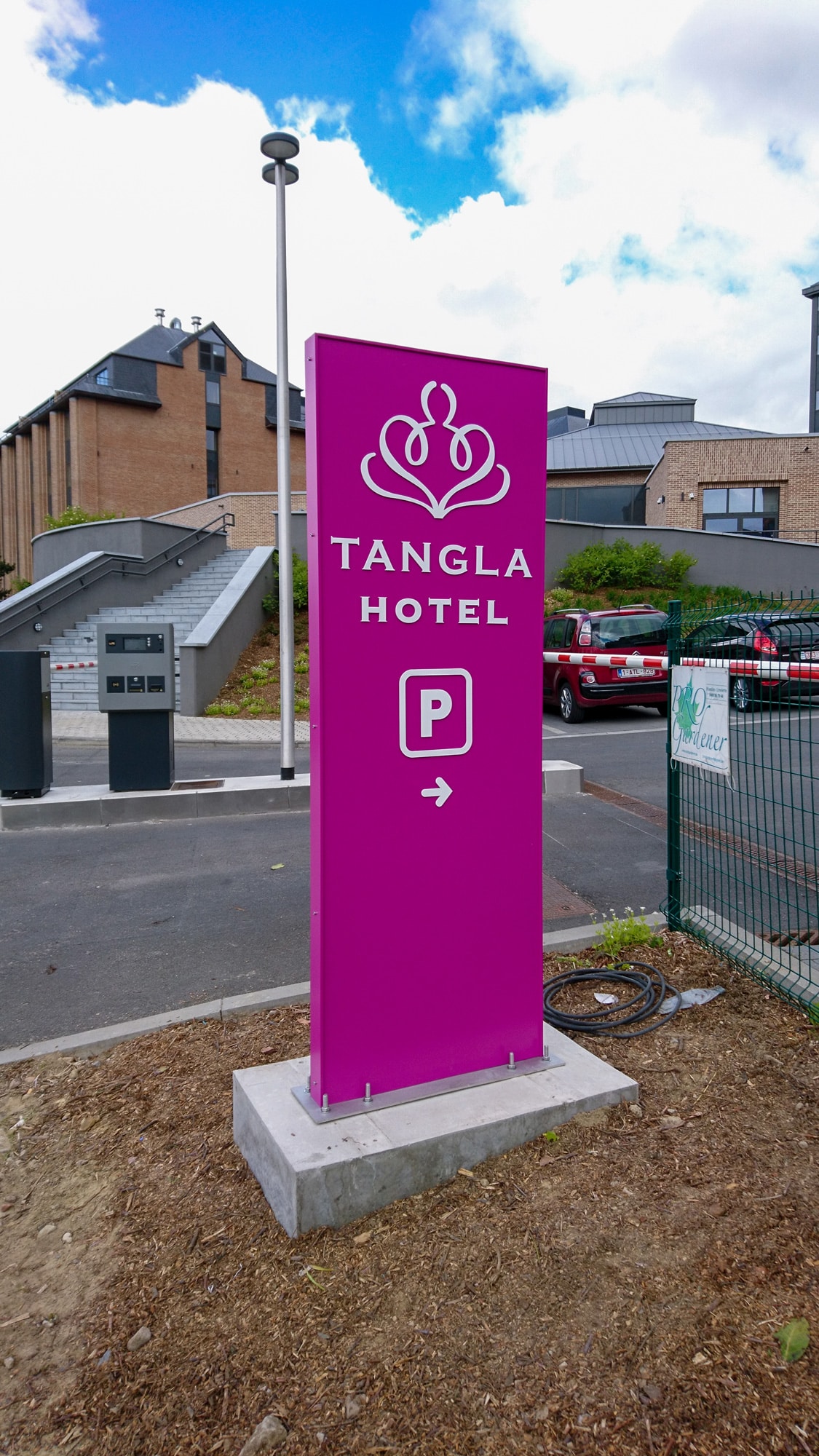 totem amer au couleur de l'hotel indiquant le parking