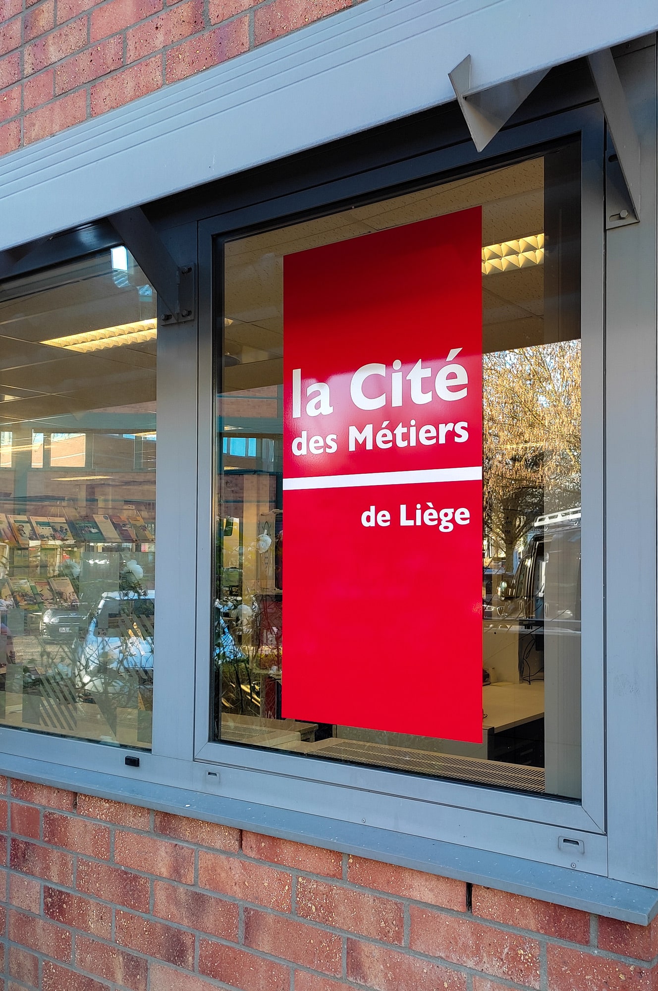 la cité des métiers logo sur vitre en vue extérieure