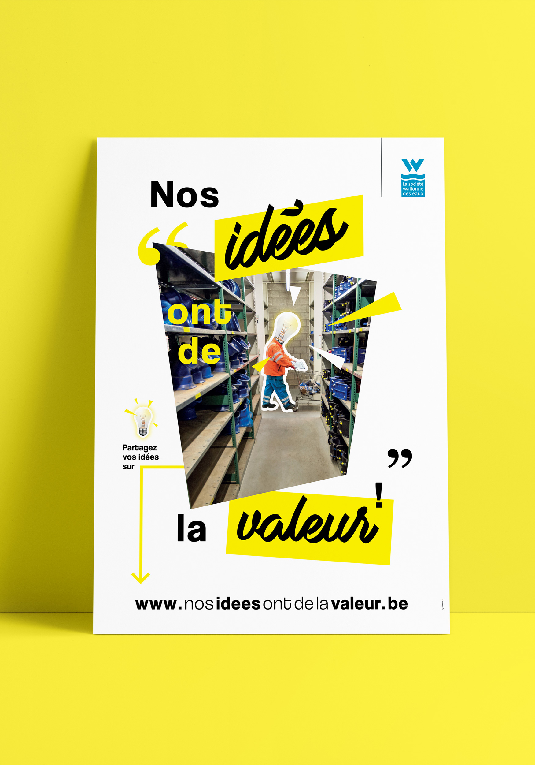 Mockup d'une des 5 affiches de la campagne de communication "Nos idées ont de la valeur" sur appuyée sur un mu jaune