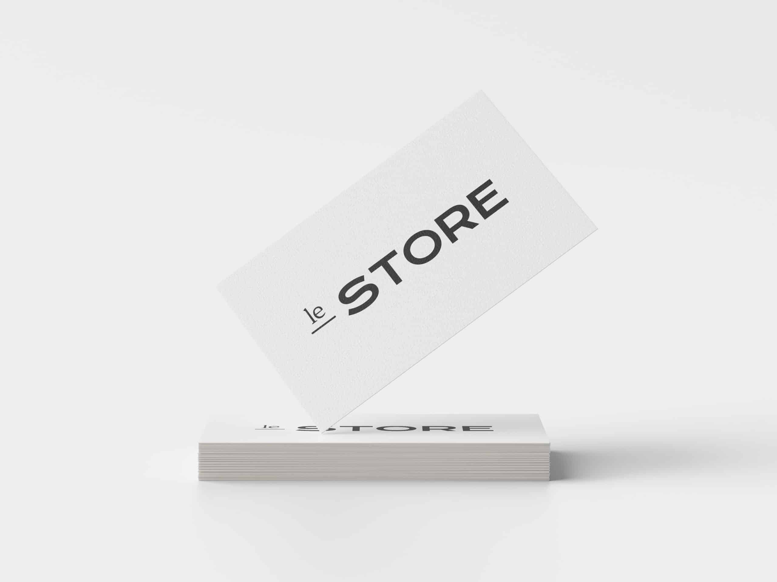 carte de visite balnche avec le logo "le store" en noir