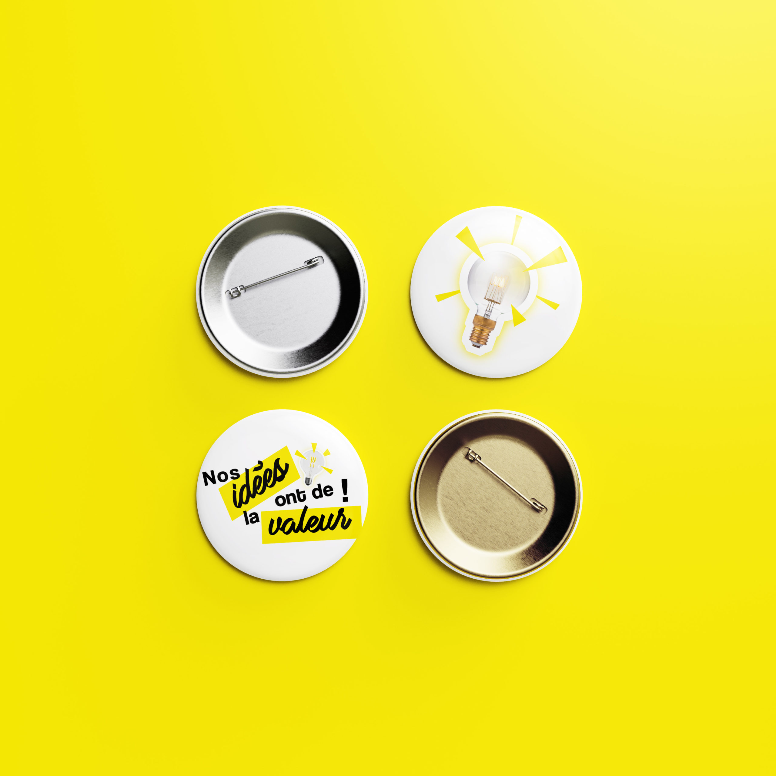 déclinaison de l'identité visuelle de la campagne de communication de la SWDE "Nos idées ont de la valeur" sur des badges déposés sur un fond jaune.