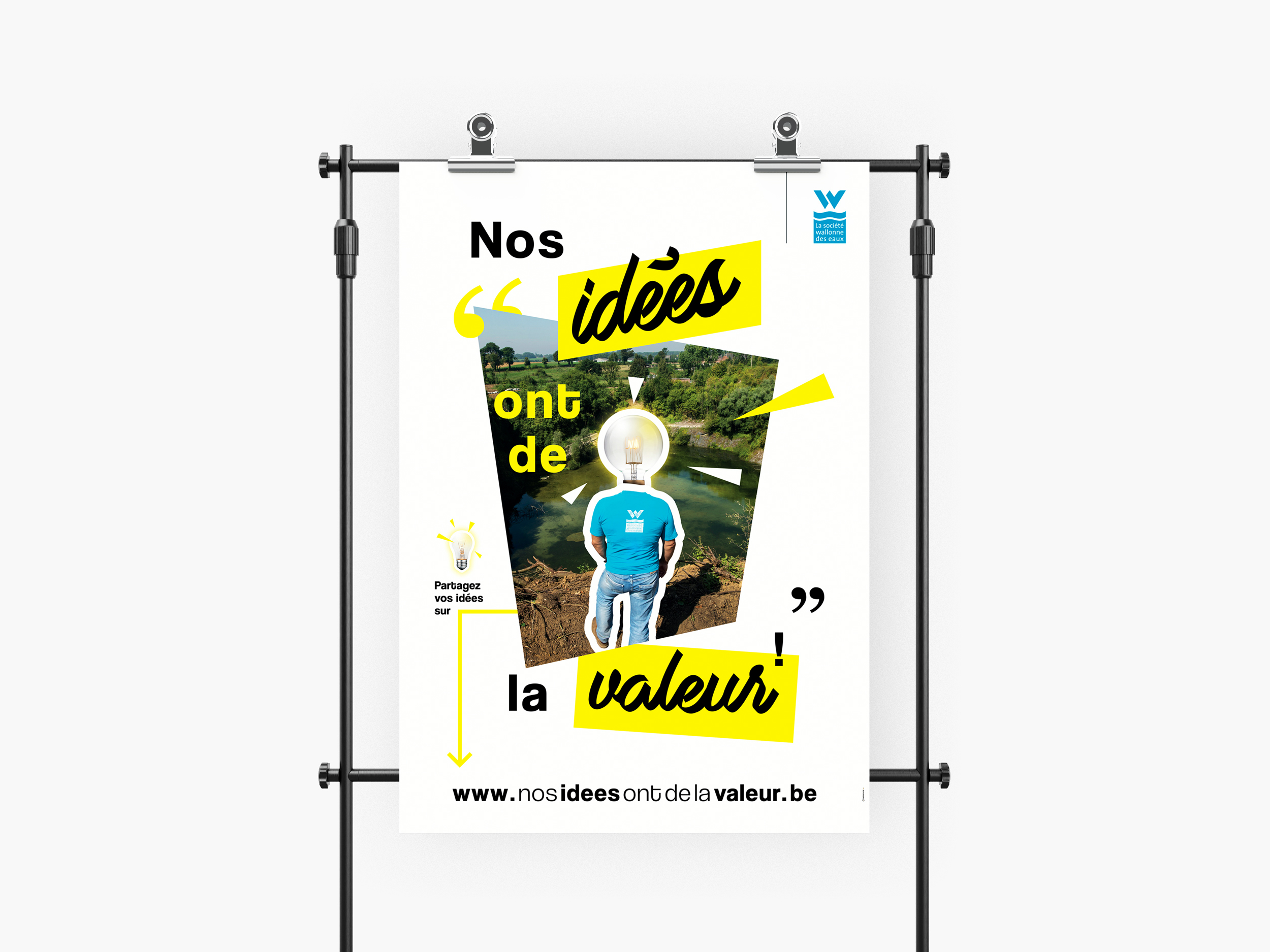 Mockup d'une des 5 affiches de la campagne de communication "Nos idées ont de la valeur" suspendue sur un support à pinces