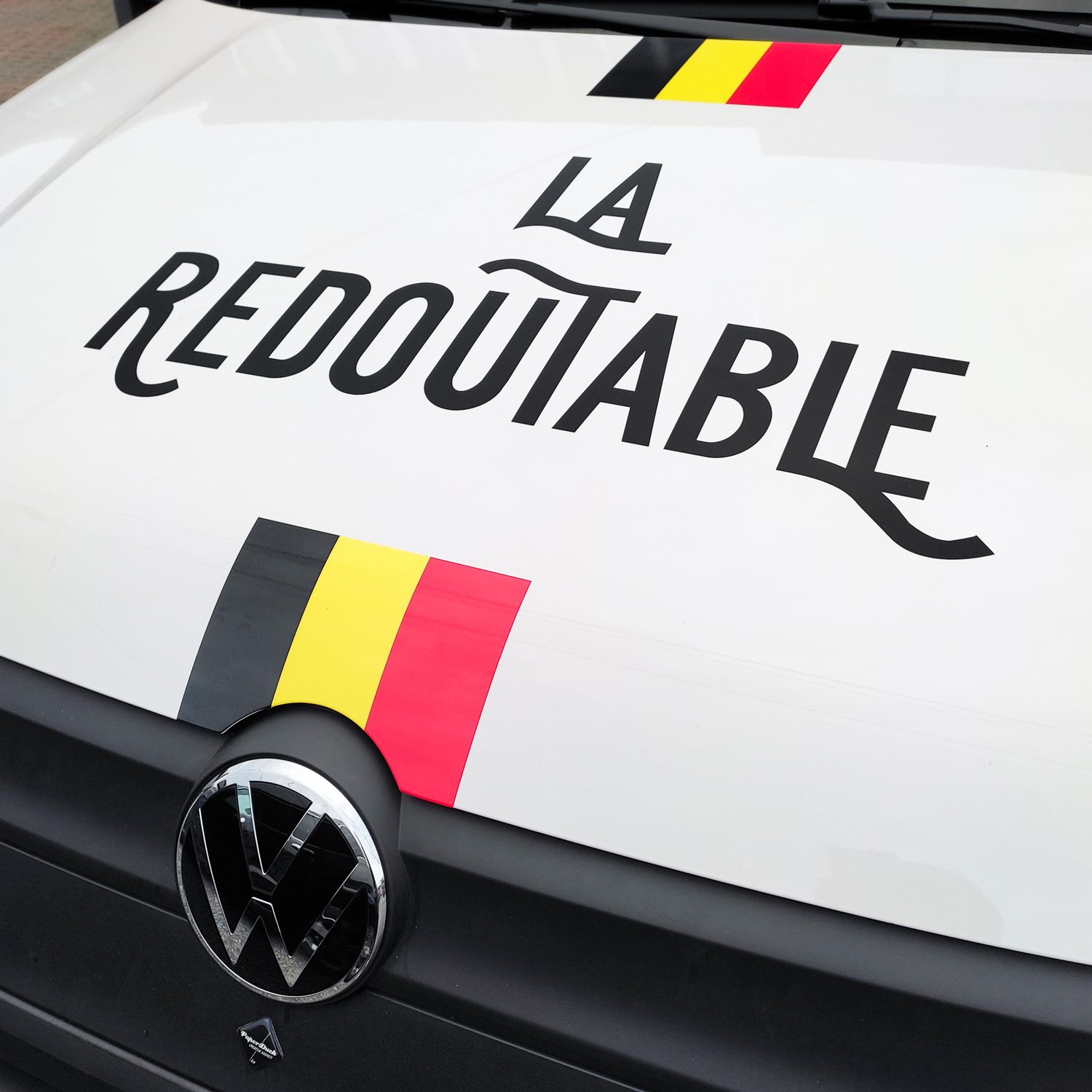 Photo du lettrage véhicule de la camionnette de La Redoutable - vue sur les détails du capot: le logo et le drapeau belge