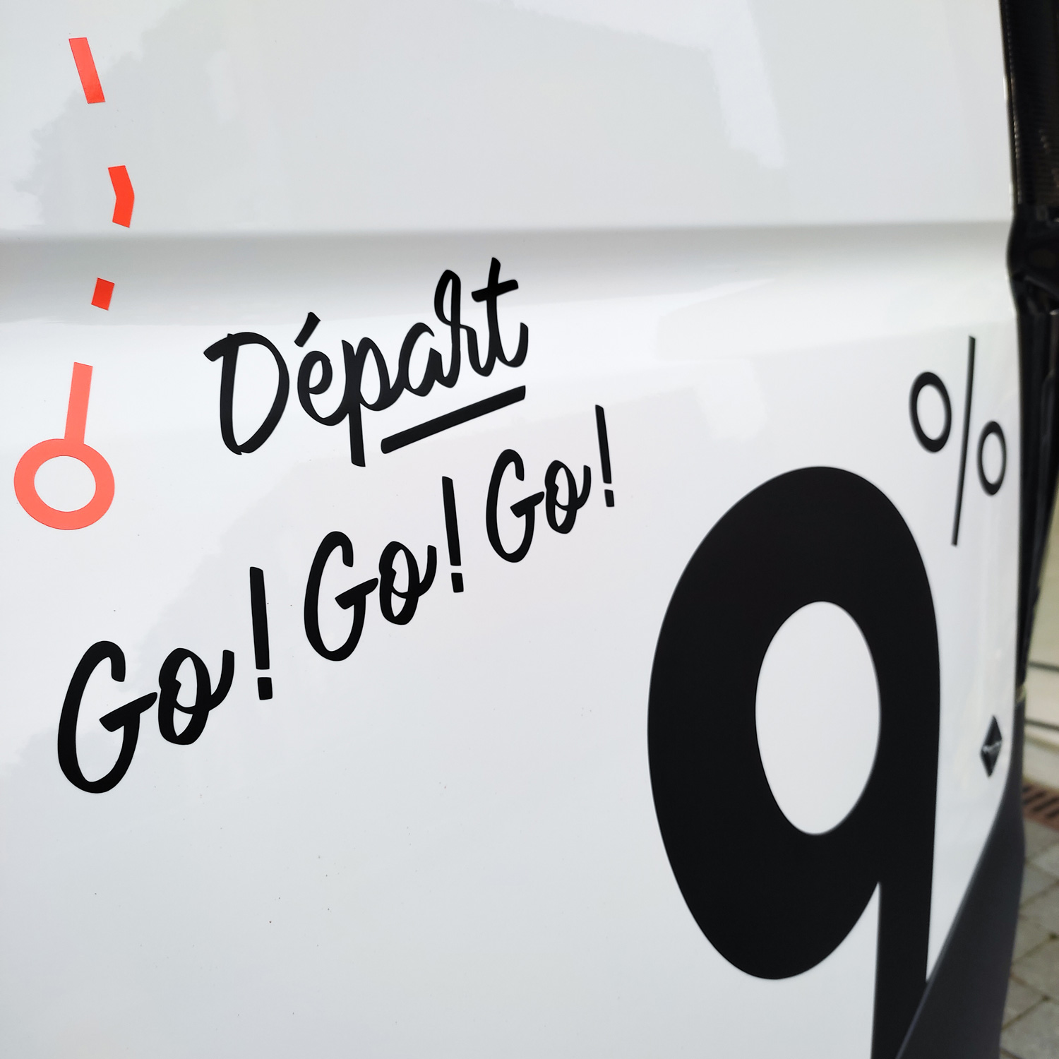 Photo du lettrage véhicule de la camionnette de La Redoutable - vue sur les détails "départ, go,! go! go!" et "9 pourcent"