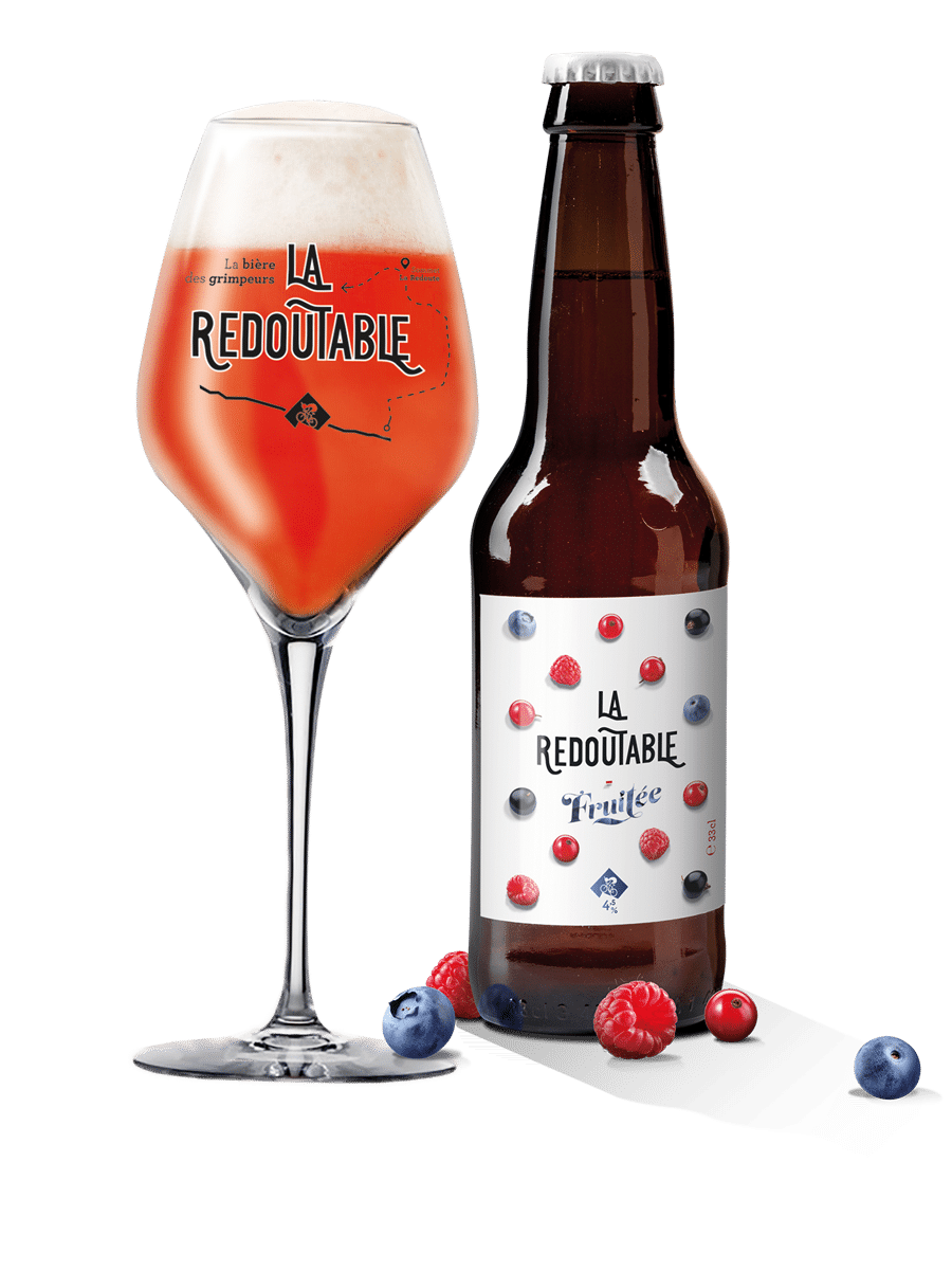 Mockup de la bouteille et du verre rempli de La Redoutable fruitée