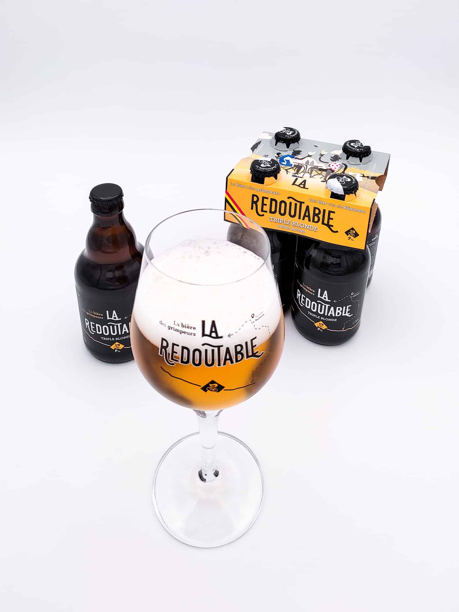 Vue d'ensemble La Redoutable: le 4pack, la bouteille et le verre rempli