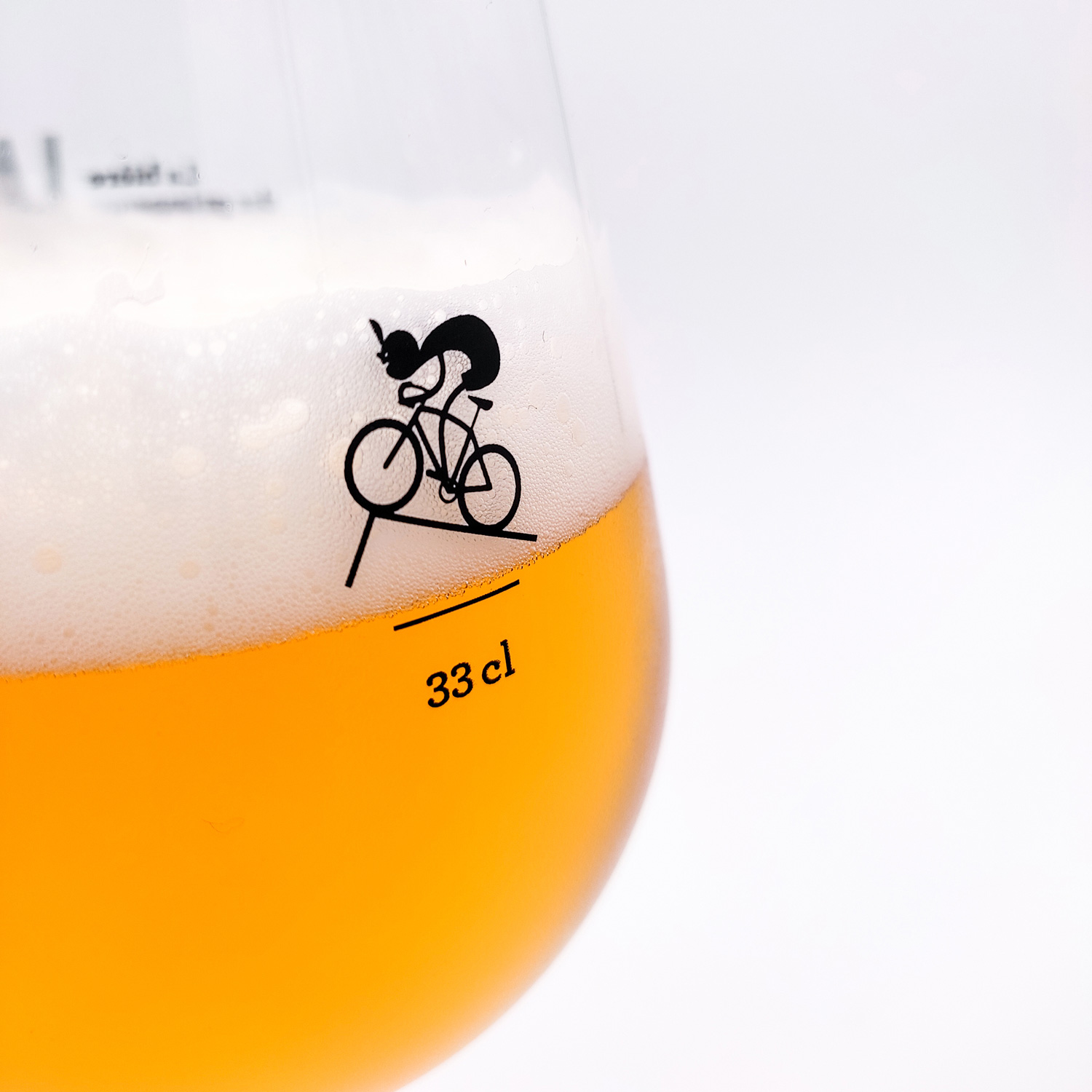 Zoom sur les détails du verre personnalisé La Redoutable: le cycliste et la contenance du verre