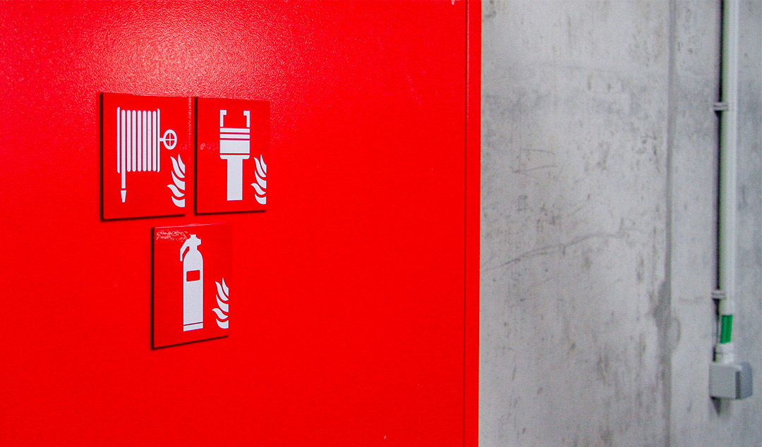 paper duck - signalétique identitaire - signalétique sécurité incendie - pictogramme identifiant les éléments de lutte contre le feux (griffe DSP, dévidoir et extincteur) à l'hôtel Tangla Bruxelles - gamme Marcal