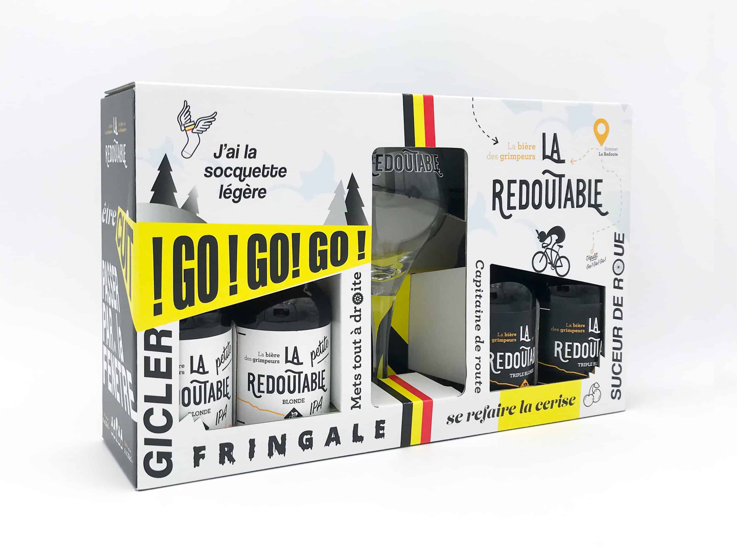 Vu de face du nouveau coli cadeau la redoutable orné d'illustrations sur le thème du cyclisme et de phrases cultes. Il contient 4 bouteilles de bière et une verre.