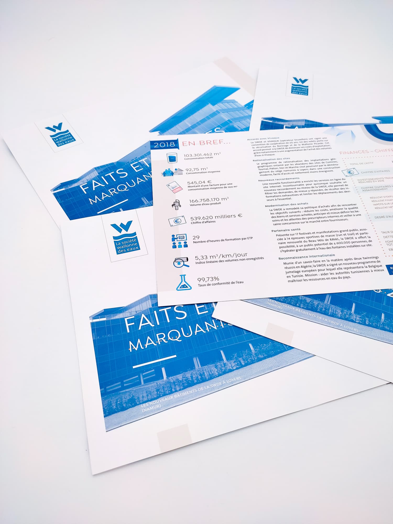 photo de trois couvertures et d'une page intérieure de la brochure "faits et chiffres" qui accompagnait le rapport annuel en 2018