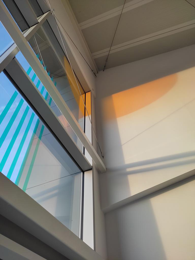 vue intérieure de l'habillage graphique des vitres du hall réalisé par paper duck