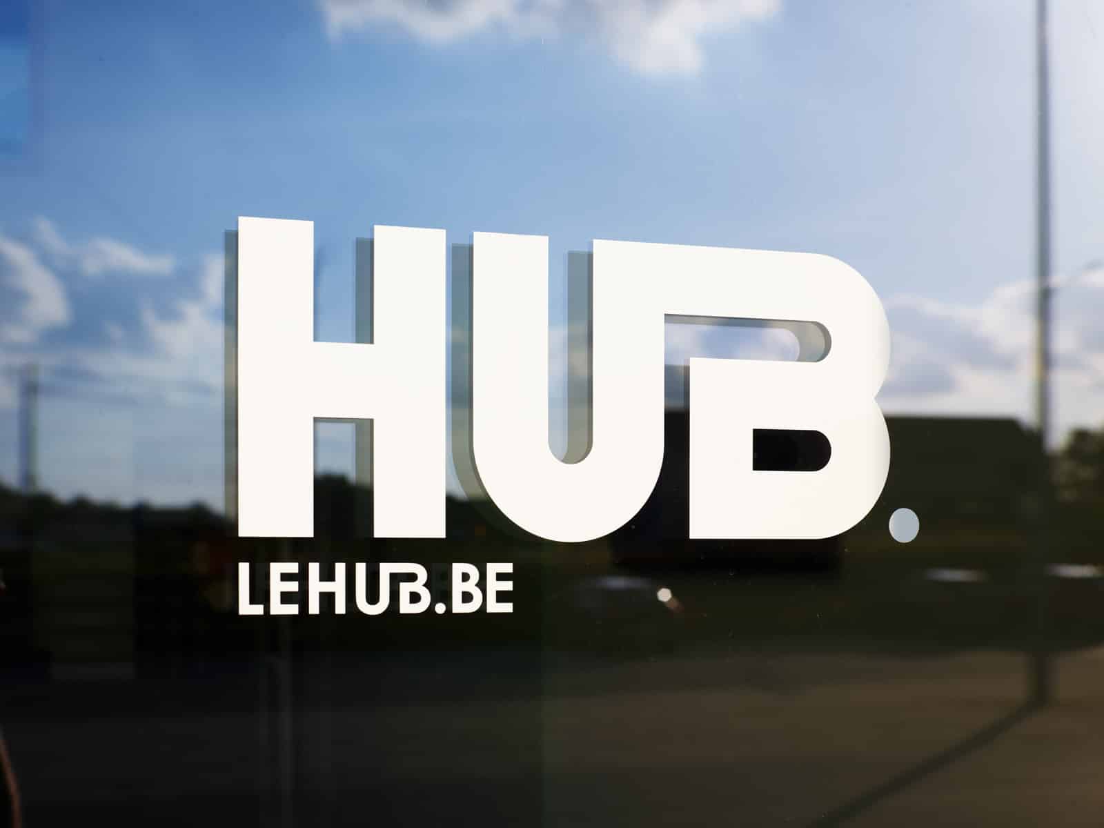 zoom sur le logo du hub collé sur la porte d'entrée