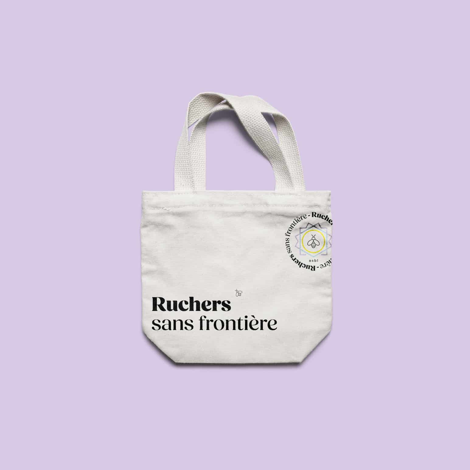 Projet d'univers graphique réalisé par Paper Duck: déclinaison de l'identité visuelle sur différents supports: réalisation de totebag pour Ruchers sans frontière