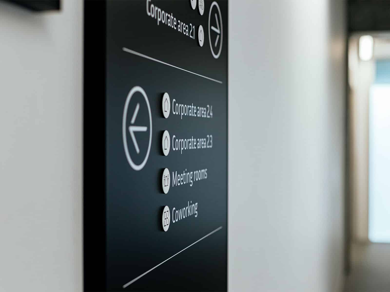 Zoom sur les détails d'une balise directionnelle du Legiapark avec les pictogrammes, sous forme de pastille, qui ont été découpés et gravés au laser