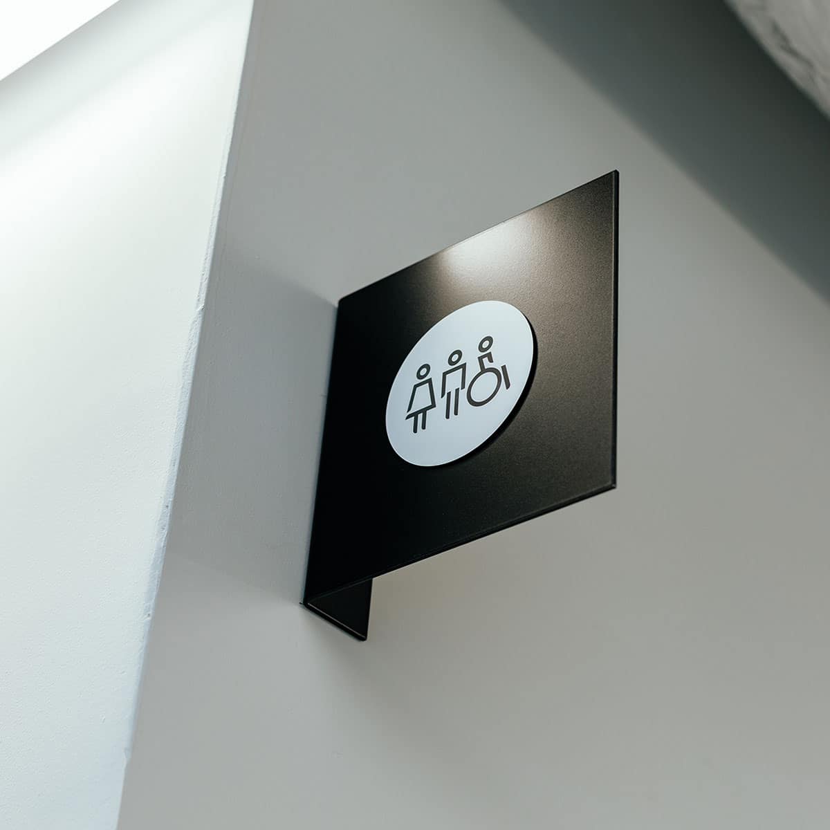 Zoom sur un drapeau indiquant les toilettes avec un pictogramme découpé et gravé au laser