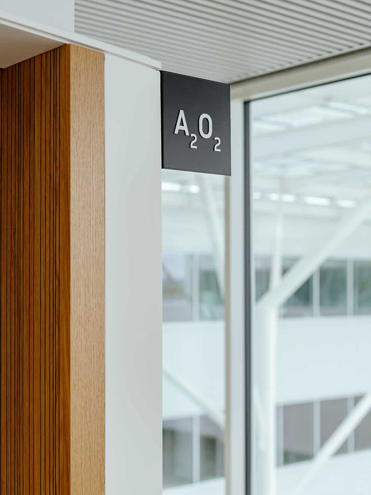 Zoom sur un drapeau pour identifier une salle de réunion: drapeau en aluminium noir + lettres découpées au laser