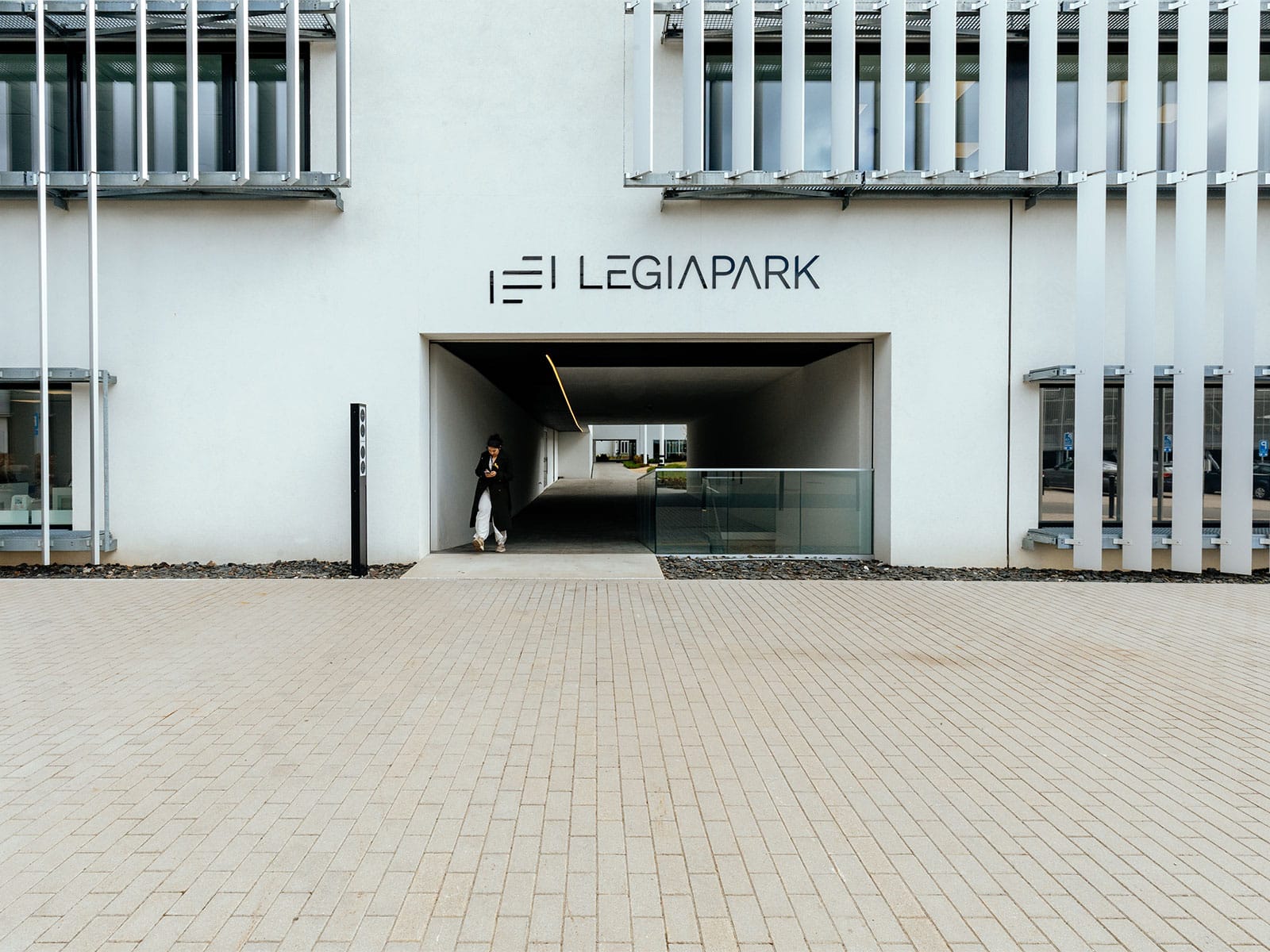 Une des entrée du Legiapark avec une enseigne rélisée par paper Duck placée juste au dessus de celle-ci