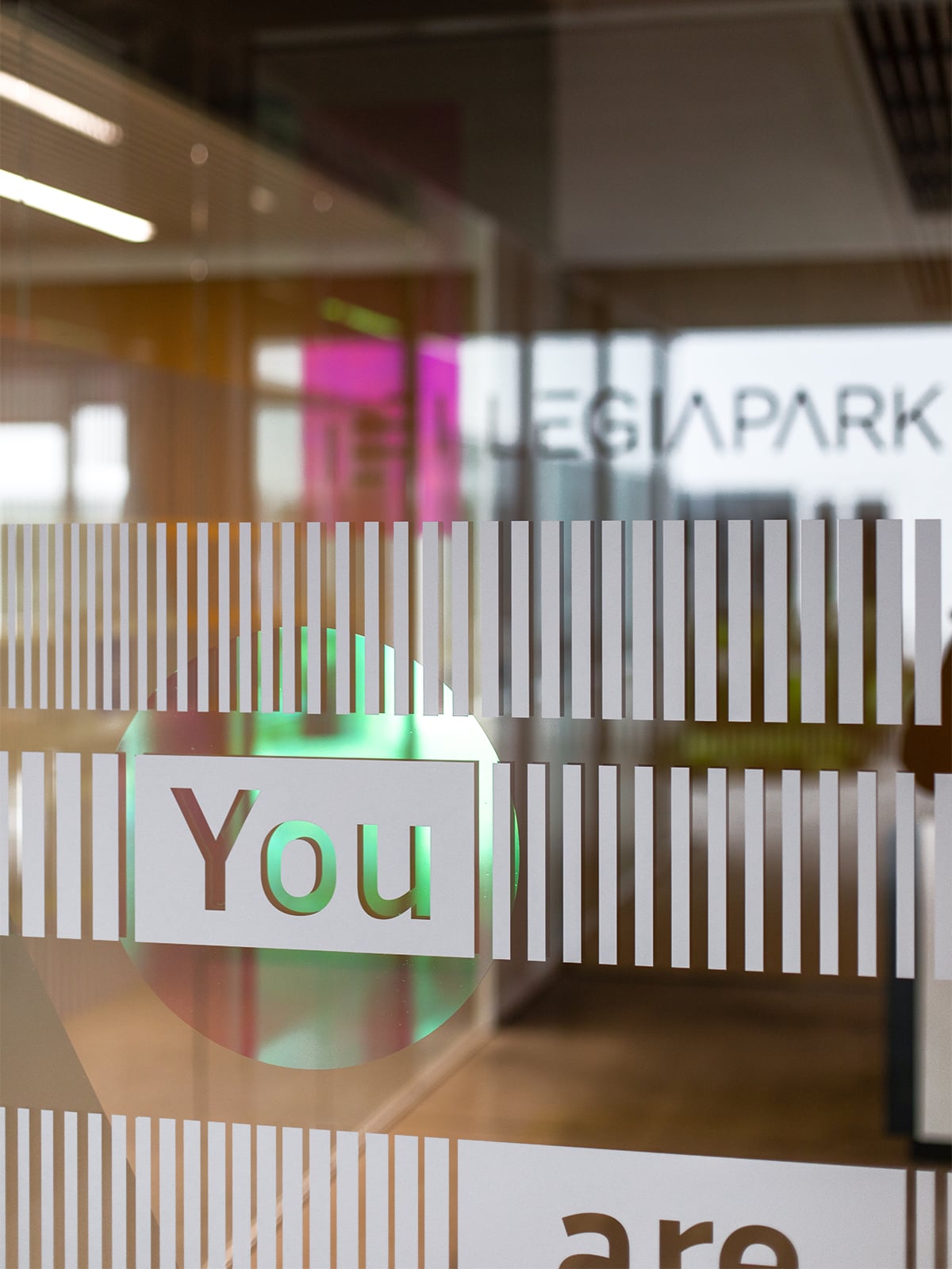 Habillage graphique du desk d'accueil du legiapark: zoom sur le "you are" de la porte d'entrée