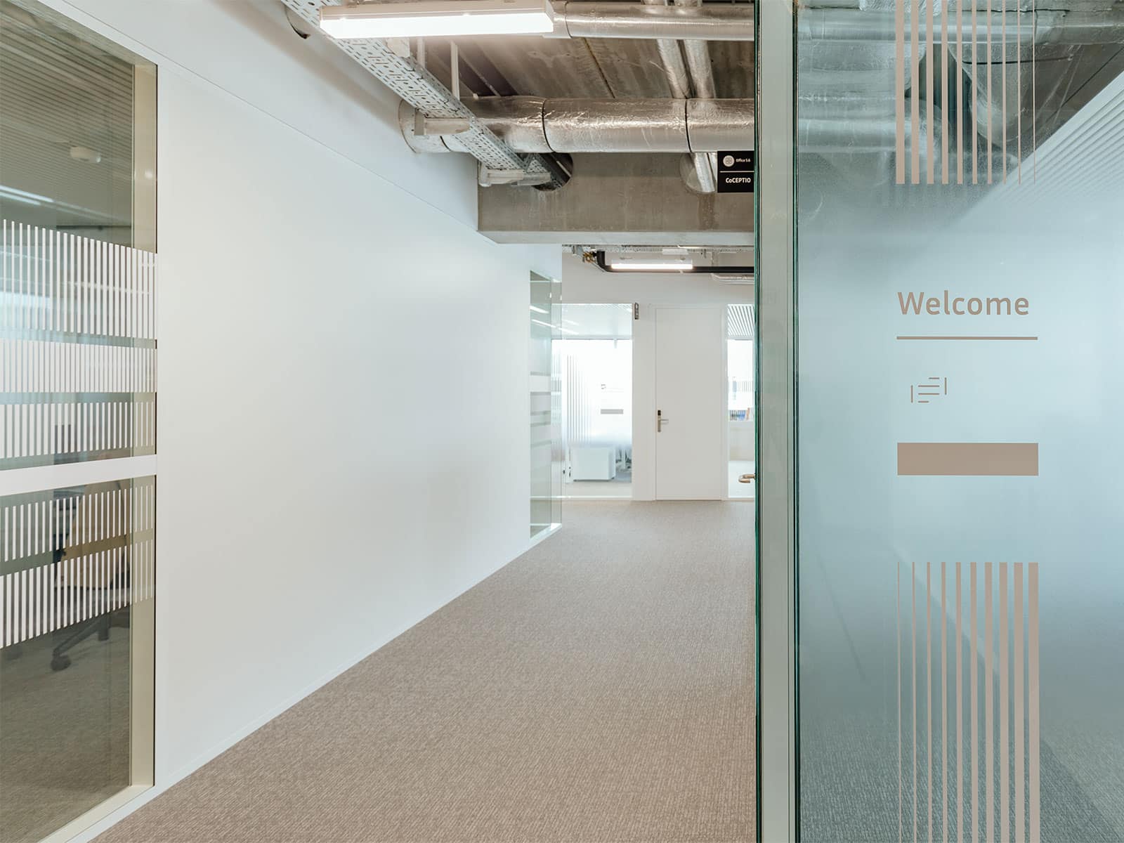Vue de l'entrée du Private desk Sud (zone de petits bureaux à louer) et donc de l'habillage graphique des cloisons vitrées réalisé dans cette zone