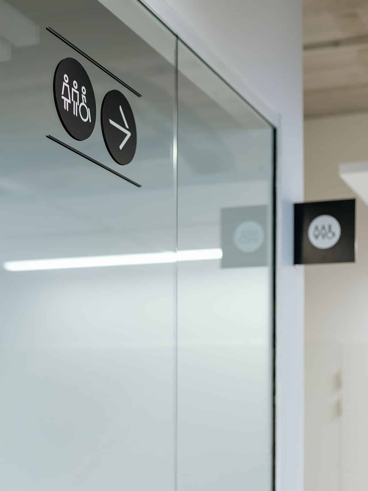 Zoom sur le drapeaux et les pictogrammes pour indiquer les toilettes