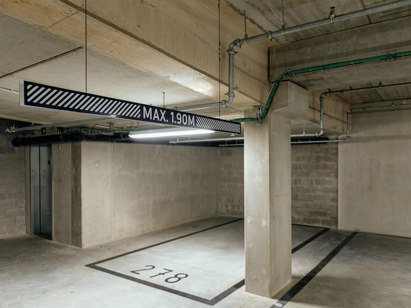 panneau de parking pour indiquer la haueur maximale à ne pas dépasser à cet endroit